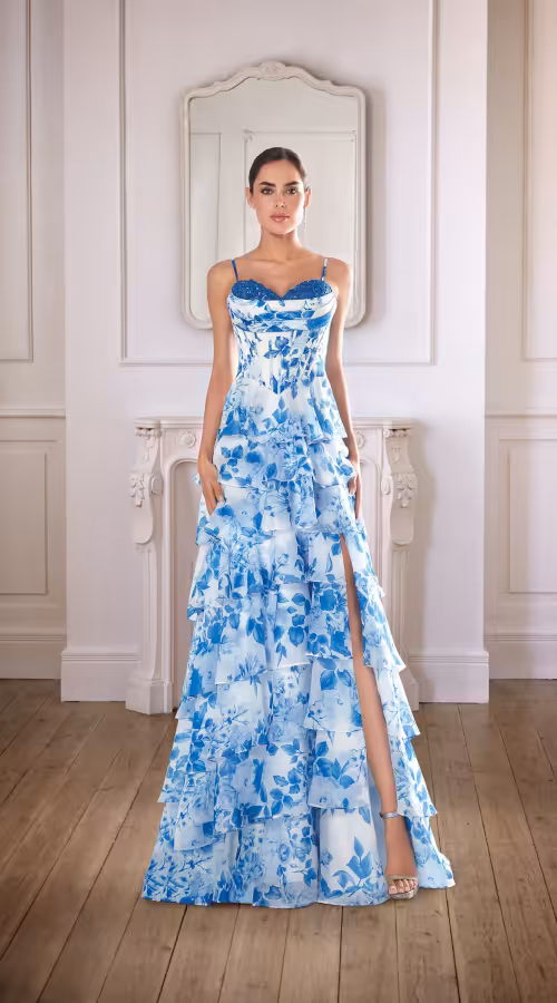 Abito da cerimonia lungo con fantasia floreale blu e bianca e gonna con spacco disponibile da W le Donne Atelier Cerimonia.